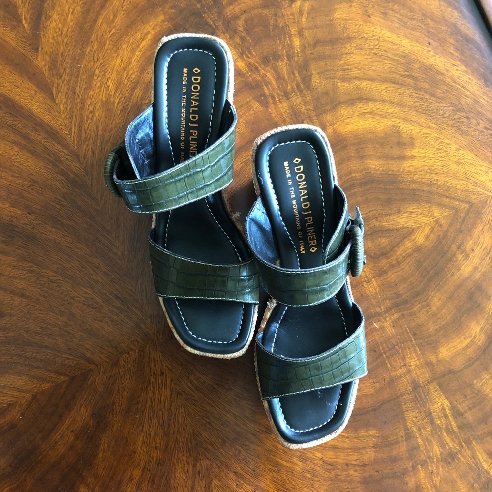 Donald Pliner Wedge - Picture 3 of 7